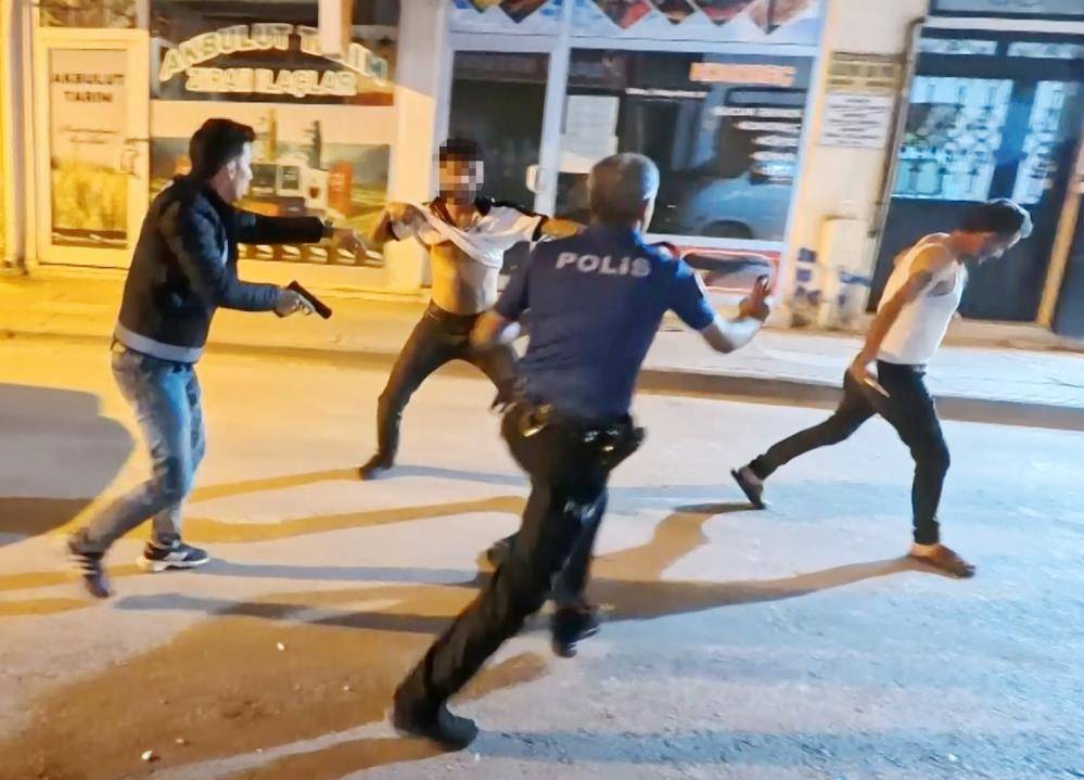 Baba ve oğlu polise bıçaklı saldırdı: 2’si polis 4 yaralı 19
