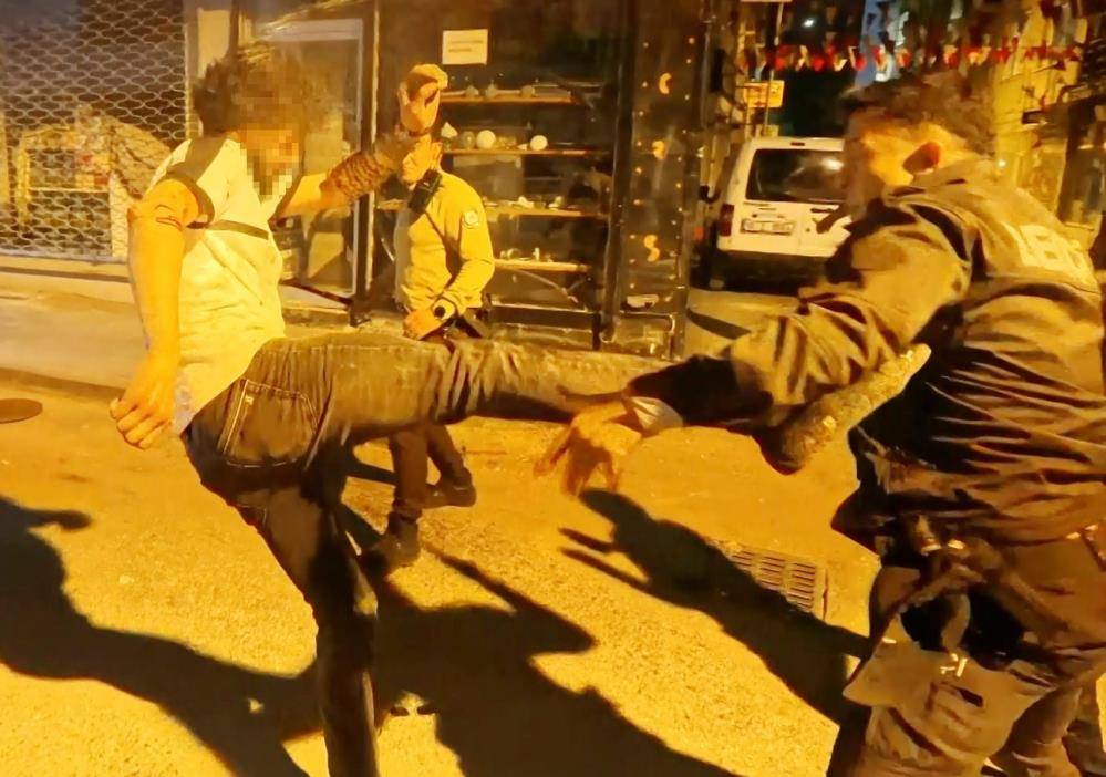 Baba ve oğlu polise bıçaklı saldırdı: 2’si polis 4 yaralı 16