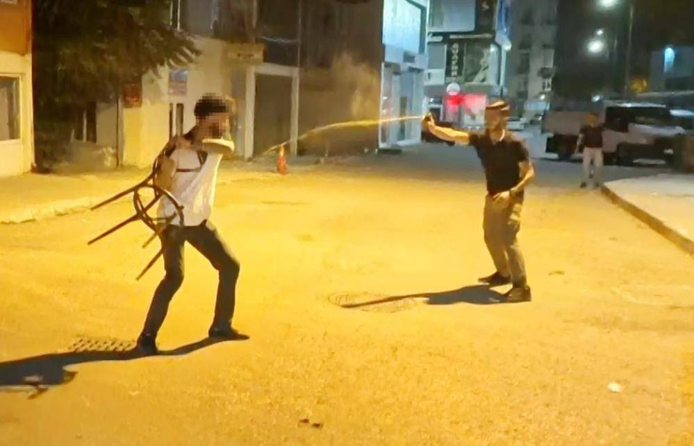 Baba ve oğlu polise bıçaklı saldırdı: 2’si polis 4 yaralı 20