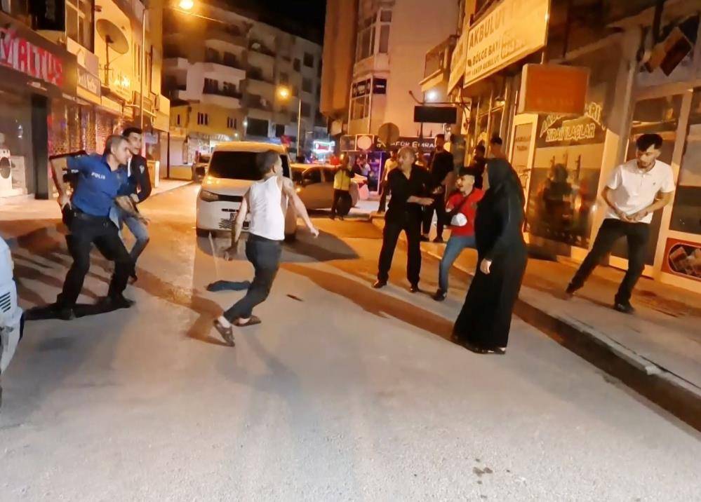 Baba ve oğlu polise bıçaklı saldırdı: 2’si polis 4 yaralı 17