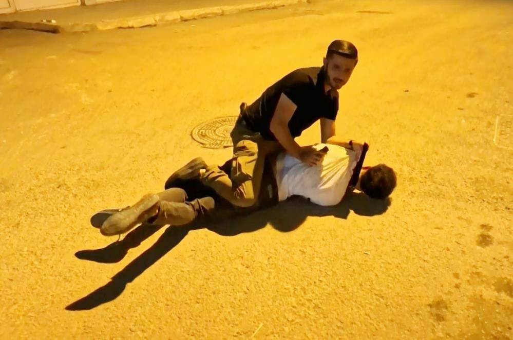 Baba ve oğlu polise bıçaklı saldırdı: 2’si polis 4 yaralı 18