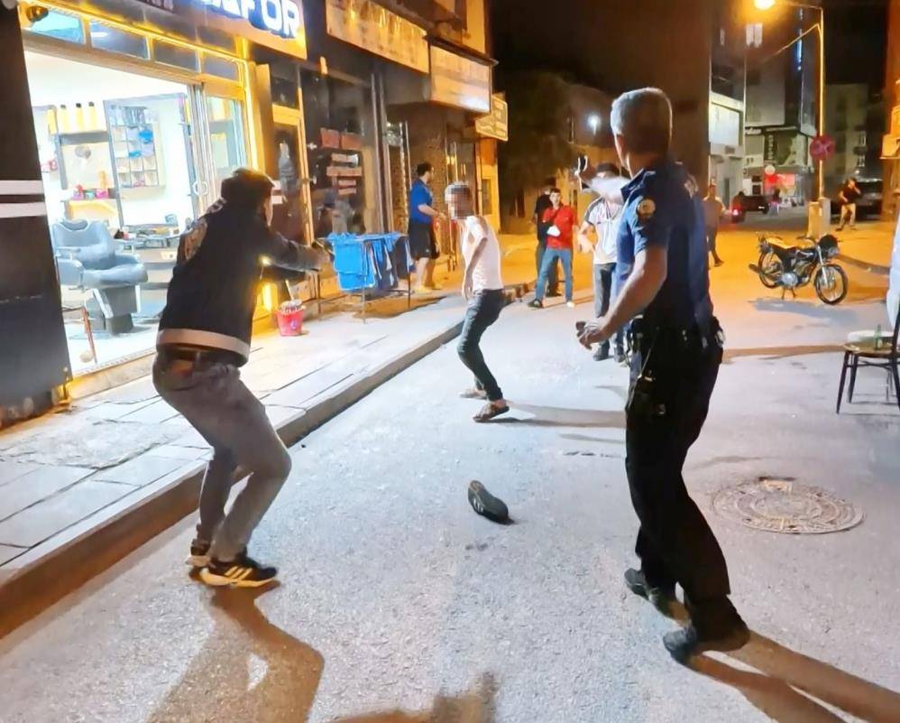 Baba ve oğlu polise bıçaklı saldırdı: 2’si polis 4 yaralı 13
