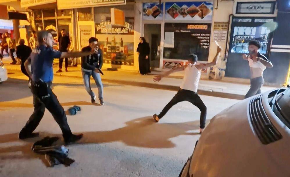 Baba ve oğlu polise bıçaklı saldırdı: 2’si polis 4 yaralı 14