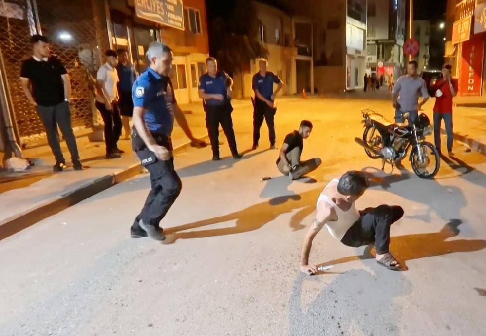Baba ve oğlu polise bıçaklı saldırdı: 2’si polis 4 yaralı 12
