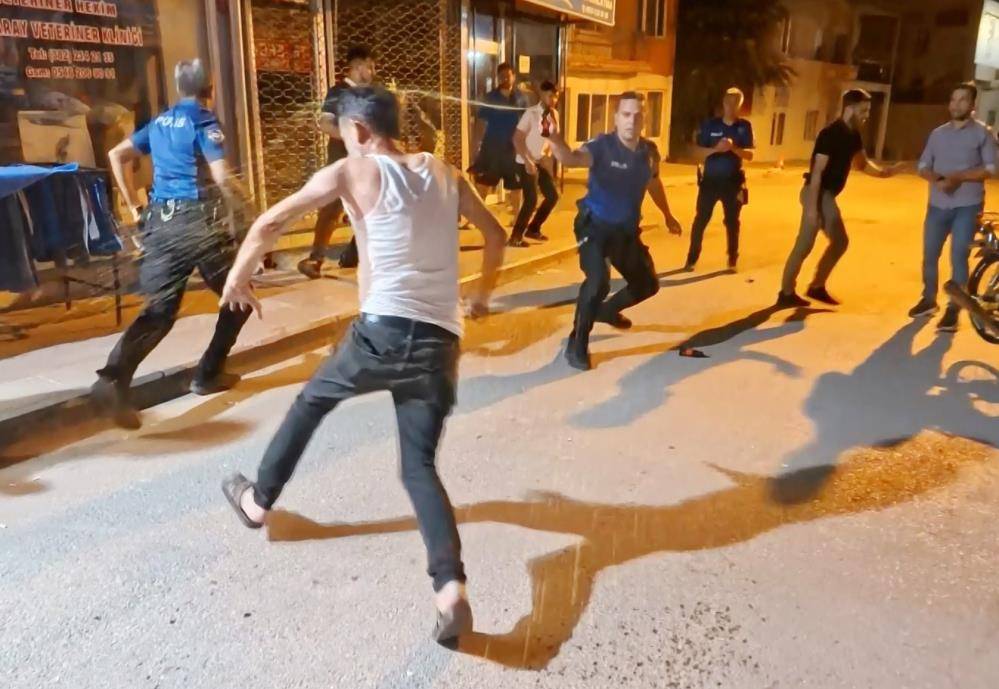 Baba ve oğlu polise bıçaklı saldırdı: 2’si polis 4 yaralı 11