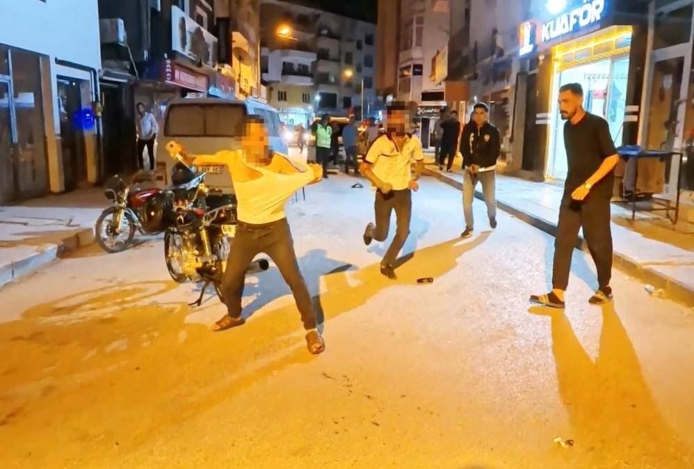 Baba ve oğlu polise bıçaklı saldırdı: 2’si polis 4 yaralı 1