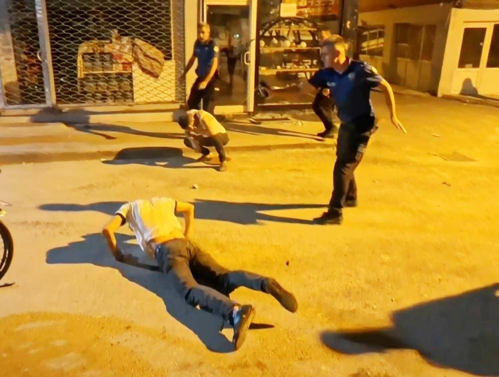 Baba ve oğlu polise bıçaklı saldırdı: 2’si polis 4 yaralı 10