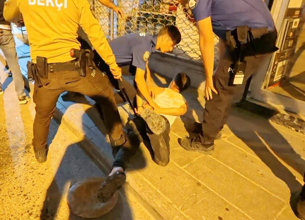 Baba ve oğlu polise bıçaklı saldırdı: 2’si polis 4 yaralı 8