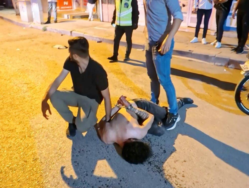 Baba ve oğlu polise bıçaklı saldırdı: 2’si polis 4 yaralı 9