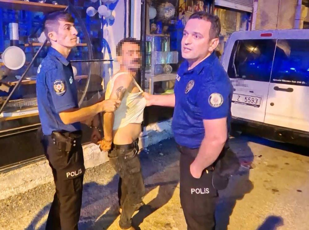 Baba ve oğlu polise bıçaklı saldırdı: 2’si polis 4 yaralı 7