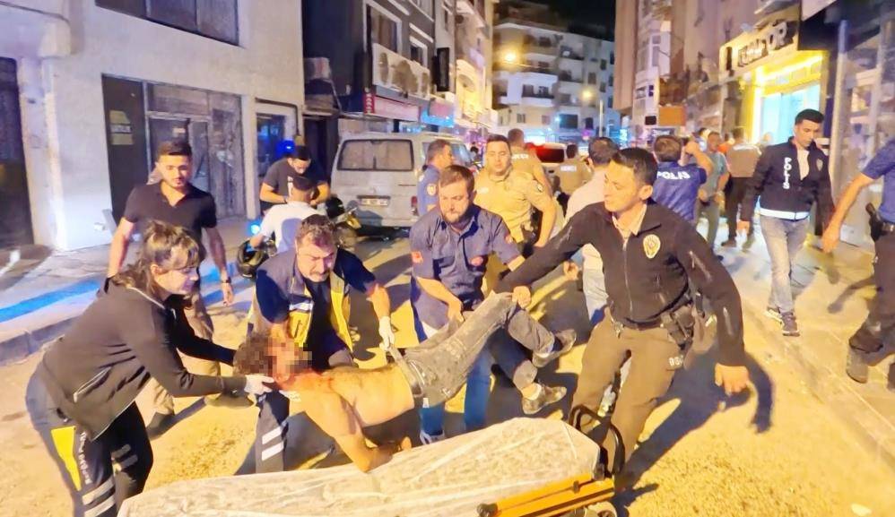 Baba ve oğlu polise bıçaklı saldırdı: 2’si polis 4 yaralı 5