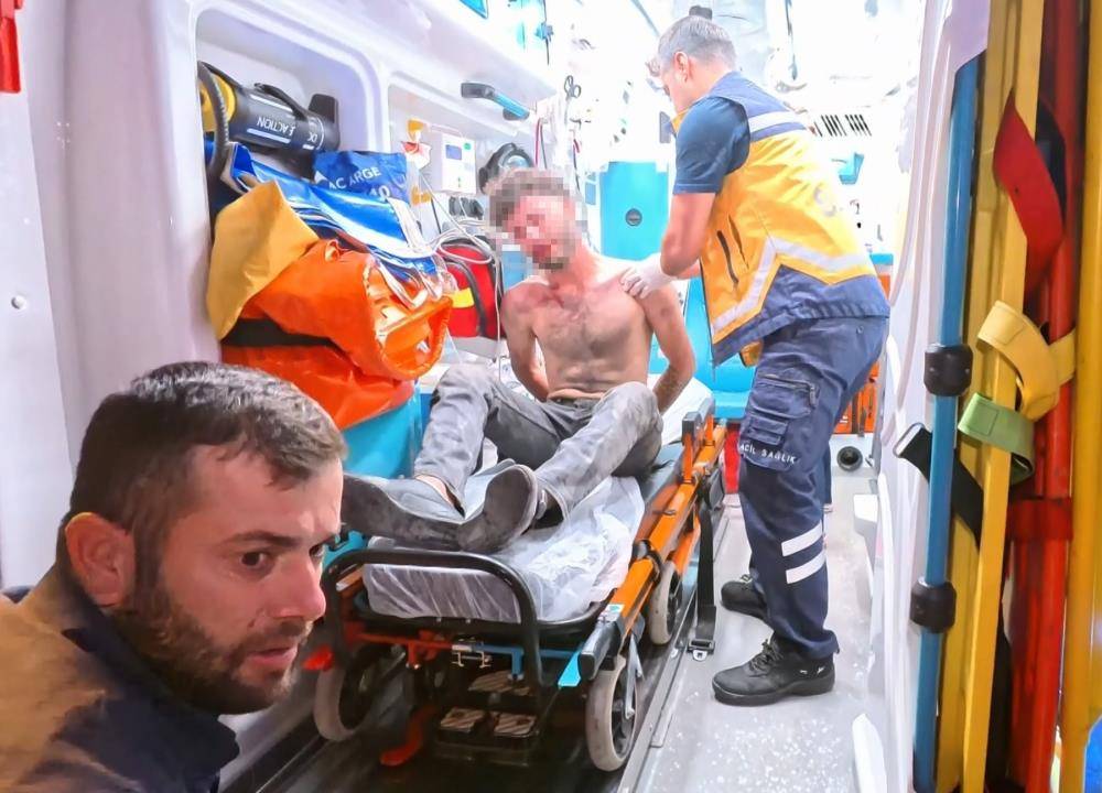 Baba ve oğlu polise bıçaklı saldırdı: 2’si polis 4 yaralı 4