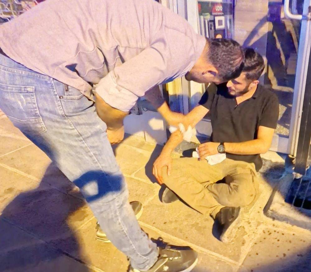 Baba ve oğlu polise bıçaklı saldırdı: 2’si polis 4 yaralı 2