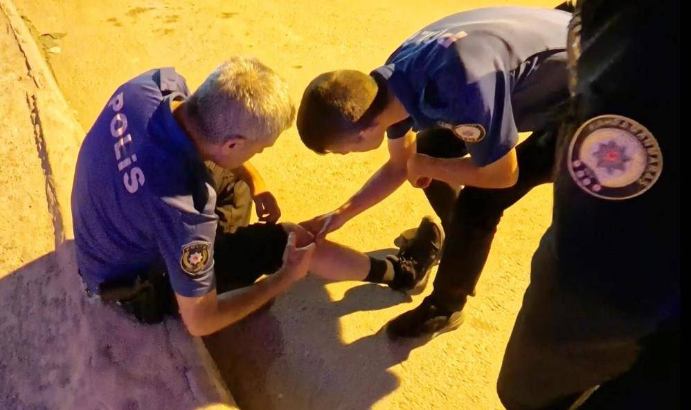 Baba ve oğlu polise bıçaklı saldırdı: 2’si polis 4 yaralı 3