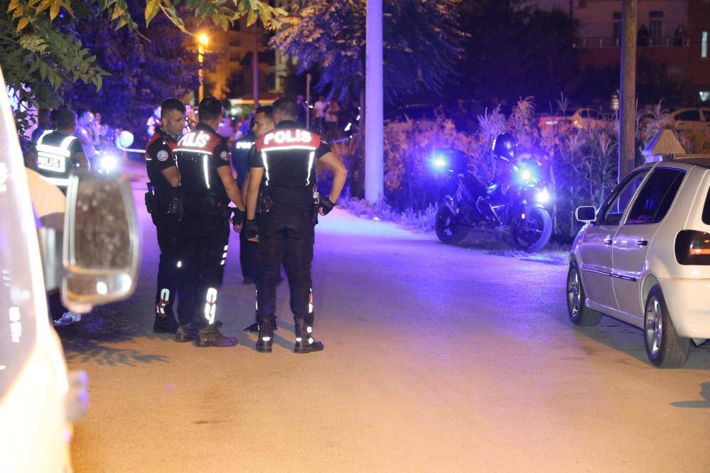 Komşusunu, anne ve kardeşini vurup bir kurşun da kendine sıktı 11