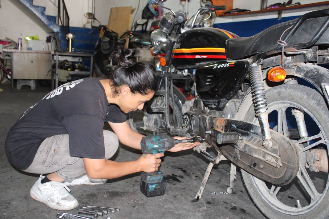 Eşi çırak bulamıyordu, sanayinin tek kadın ustası oldu 1