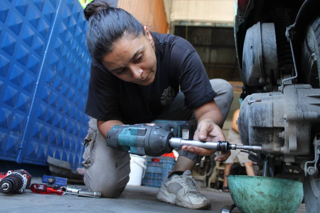Eşi çırak bulamıyordu, sanayinin tek kadın ustası oldu 7