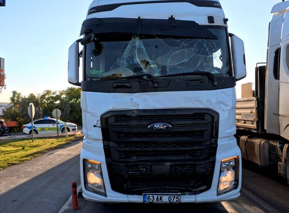 Konya’dan dönen Çinli turistlere kaza şoku! TIR çarptı 3