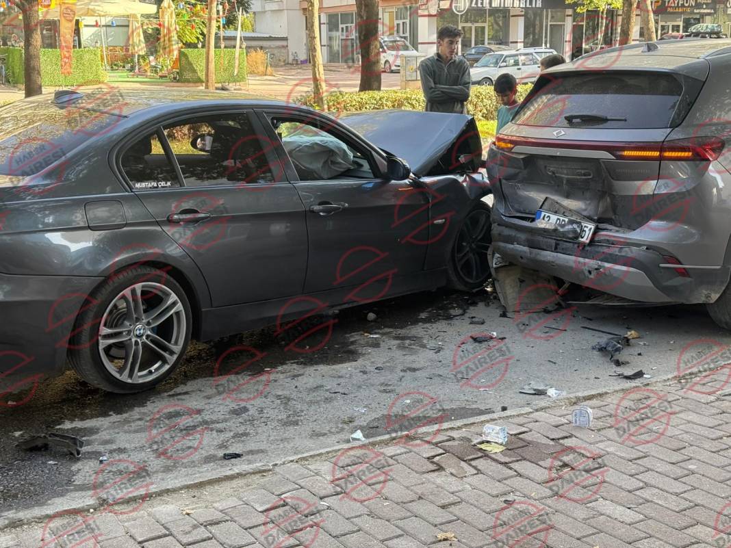 Konya’da TOGG’a çarpan BMW bu hale geldi 9