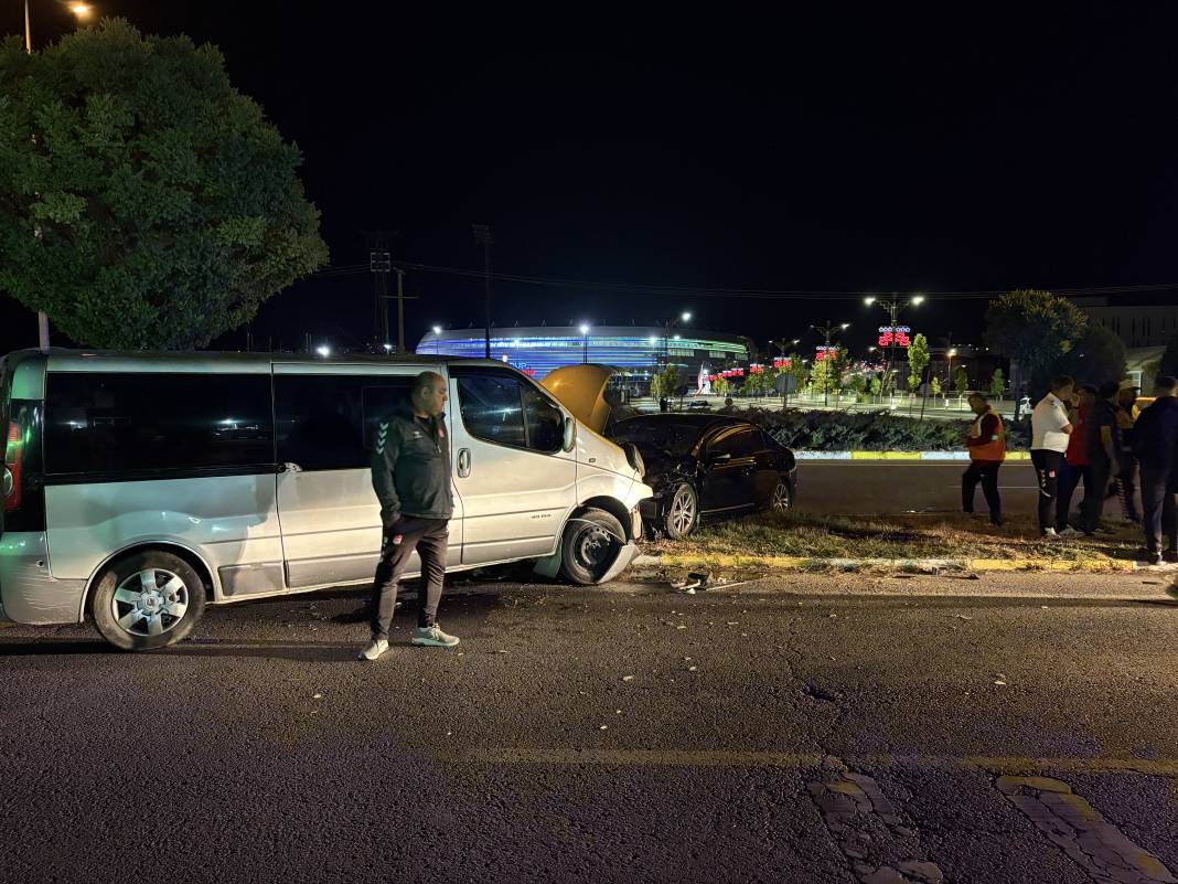 Maçtan dönen futbolcular kaza yaptı! Yaralılar var 1