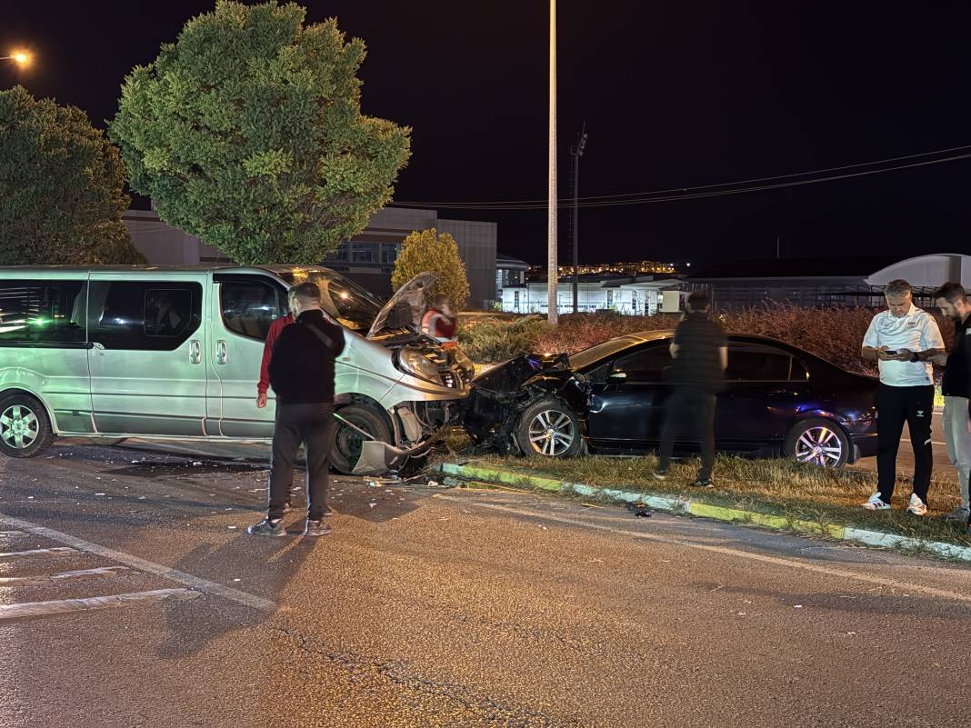 Maçtan dönen futbolcular kaza yaptı! Yaralılar var 2
