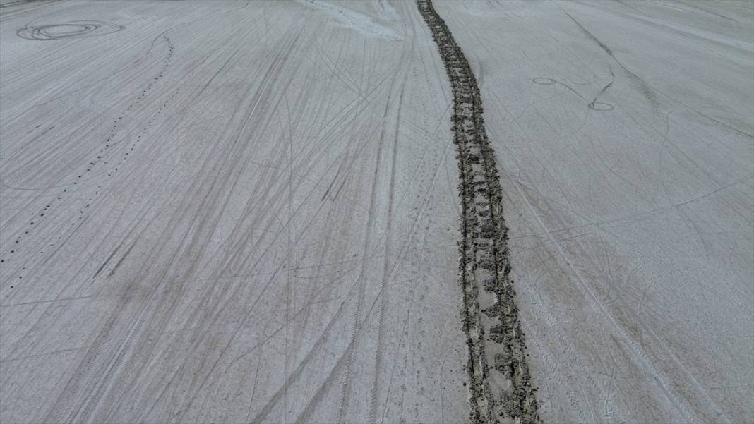 Tuz Gölü alarm veriyor! 3 il arasında yürünecek kadar küçüldü 16