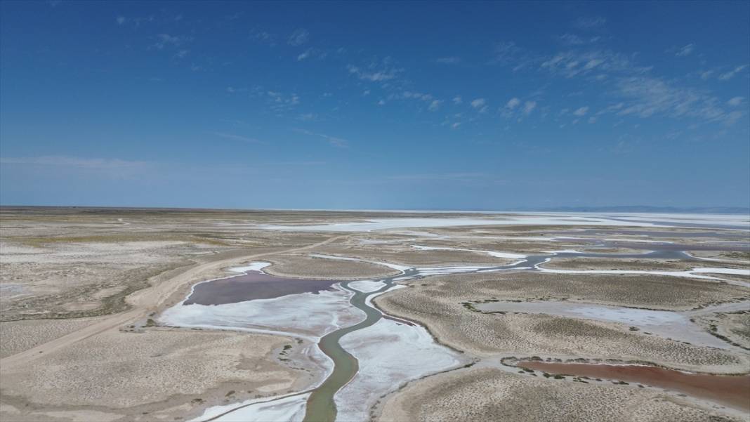 Tuz Gölü alarm veriyor! 3 il arasında yürünecek kadar küçüldü 15