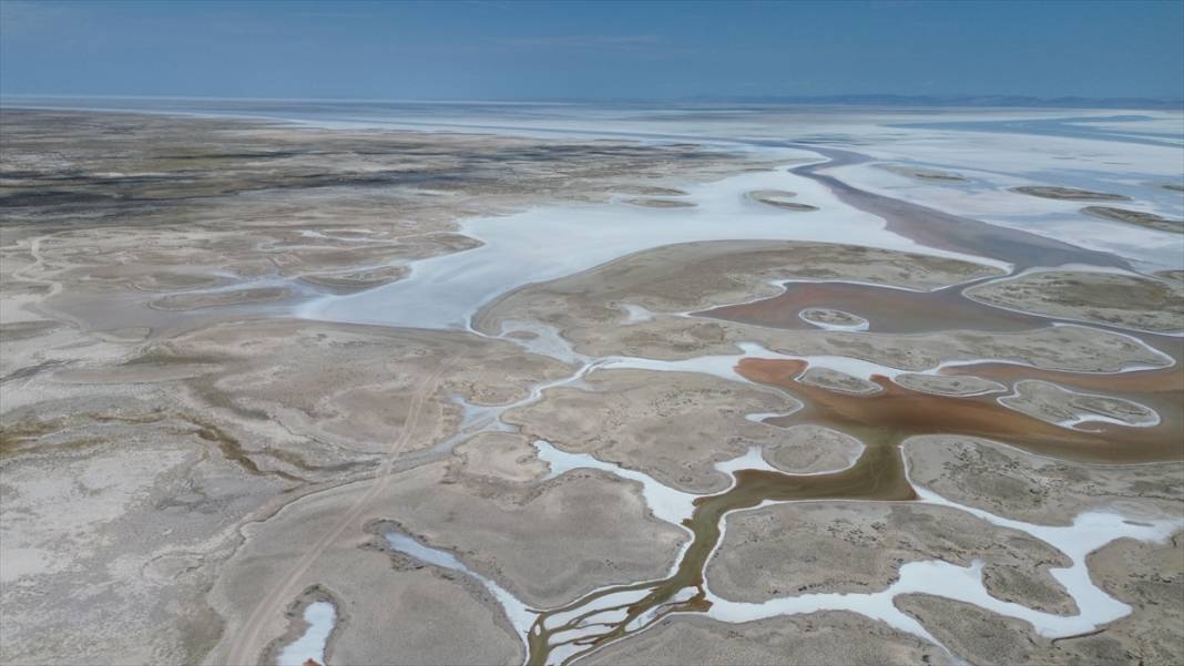 Tuz Gölü alarm veriyor! 3 il arasında yürünecek kadar küçüldü 12