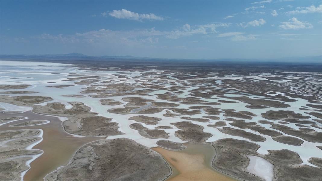 Tuz Gölü alarm veriyor! 3 il arasında yürünecek kadar küçüldü 10