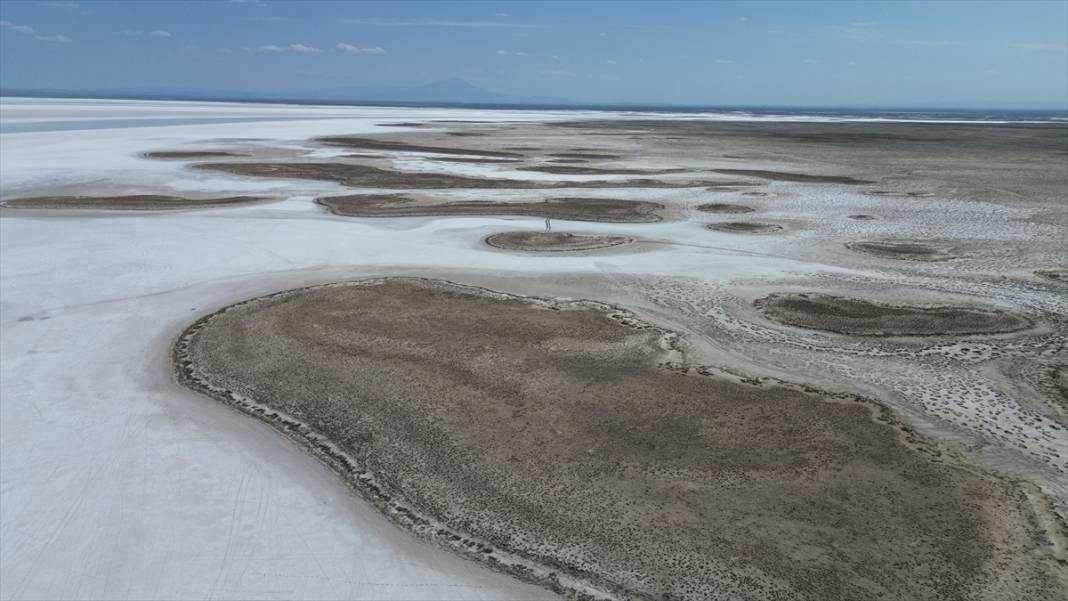Tuz Gölü alarm veriyor! 3 il arasında yürünecek kadar küçüldü 3