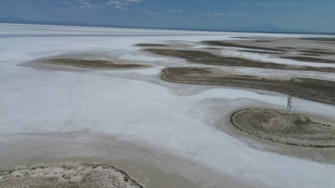 Tuz Gölü alarm veriyor! 3 il arasında yürünecek kadar küçüldü 7