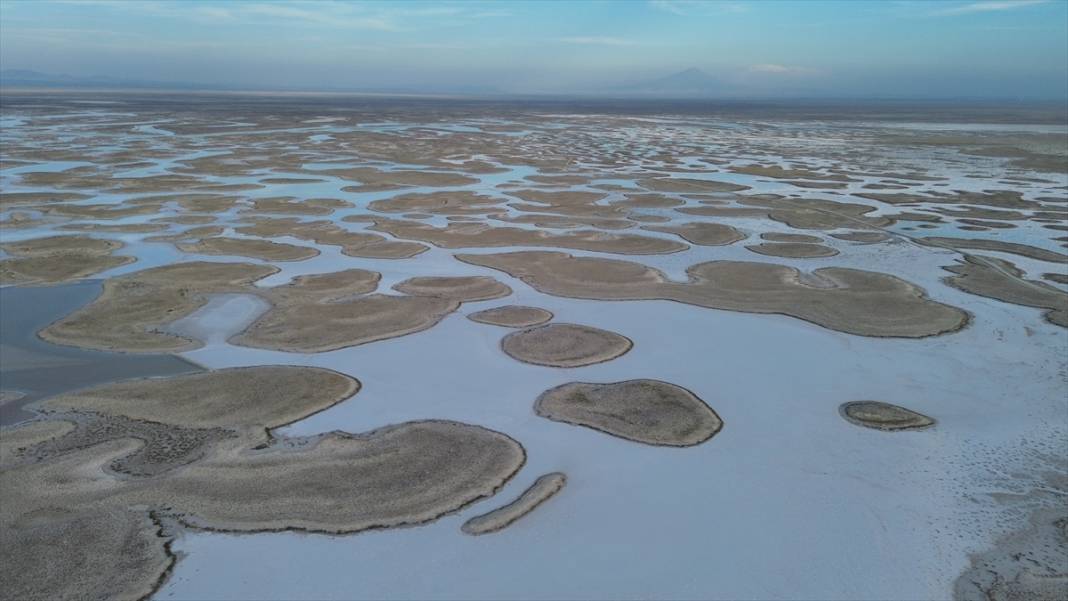 Tuz Gölü alarm veriyor! 3 il arasında yürünecek kadar küçüldü 1