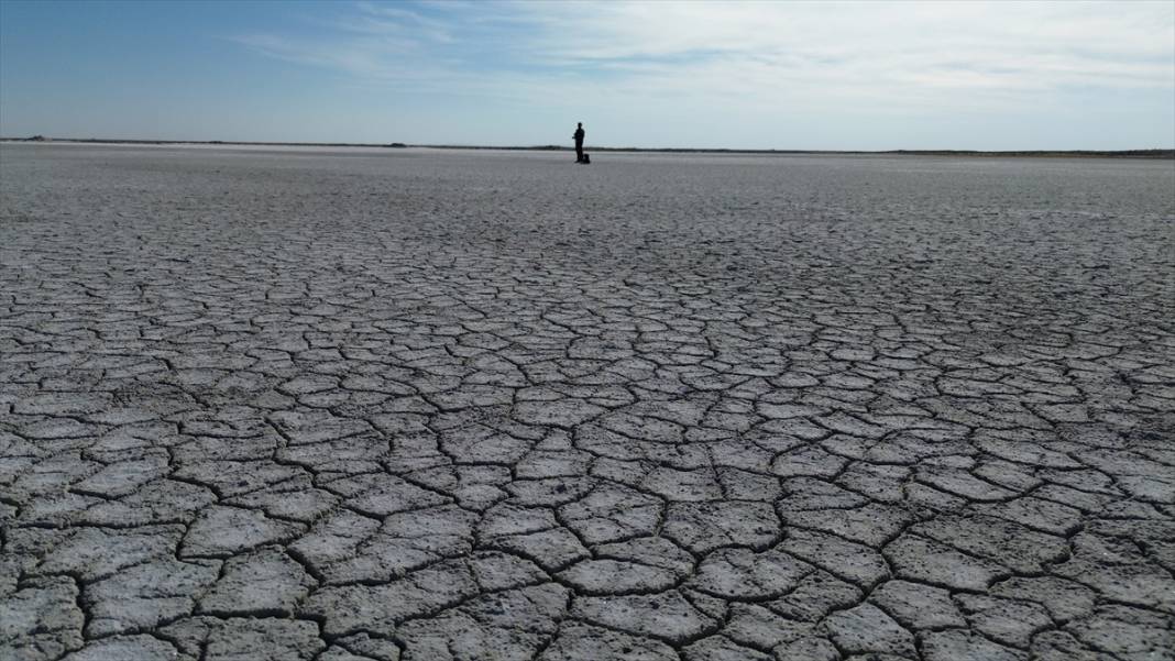 Tuz Gölü alarm veriyor! 3 il arasında yürünecek kadar küçüldü 5