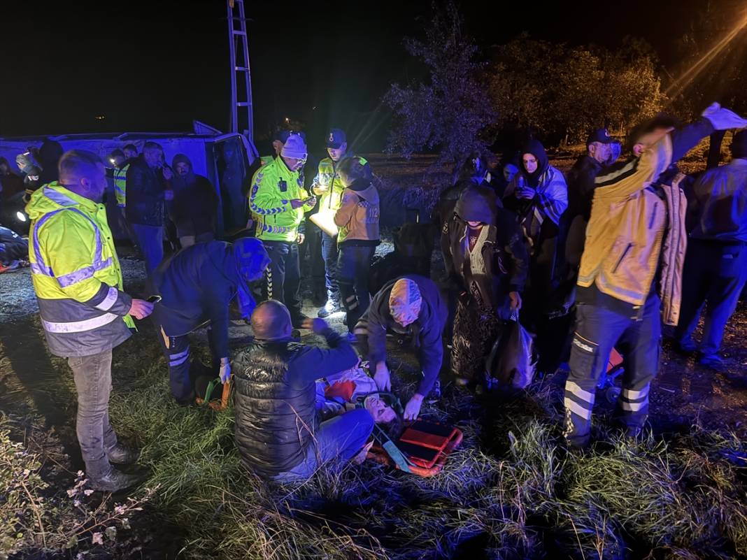 Turdan dönen midibüs devrildi, 25 kişi yaralandı 1