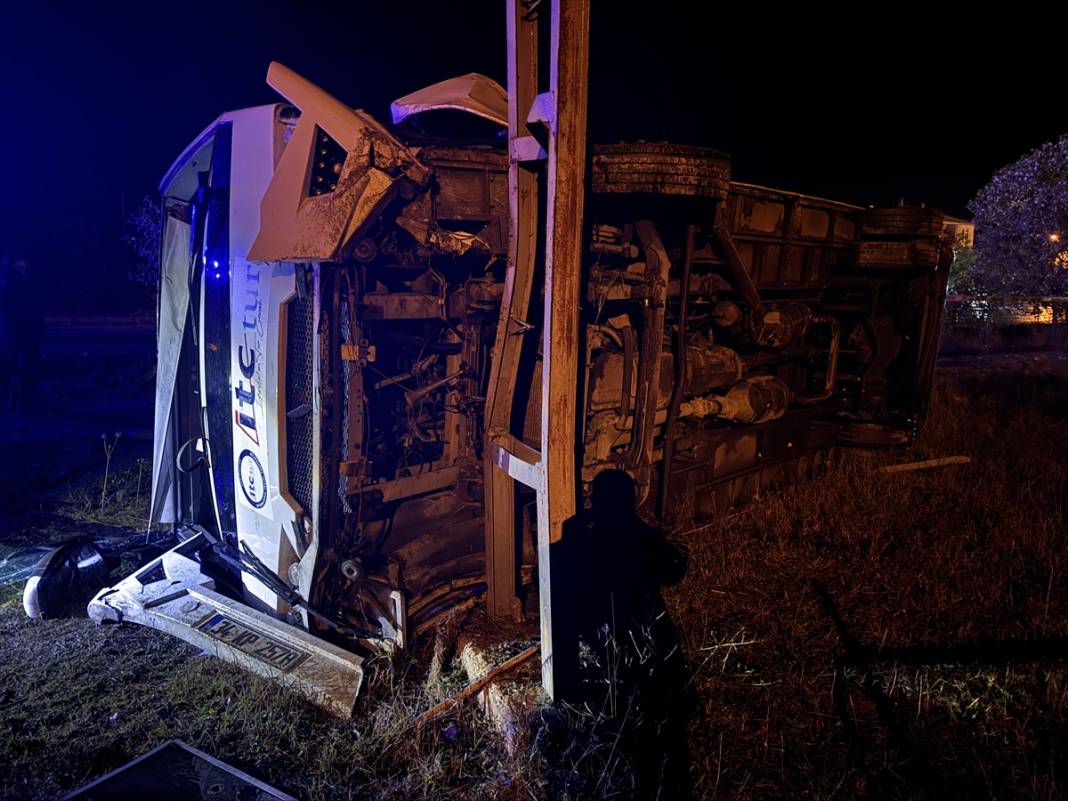 Turdan dönen midibüs devrildi, 25 kişi yaralandı 2