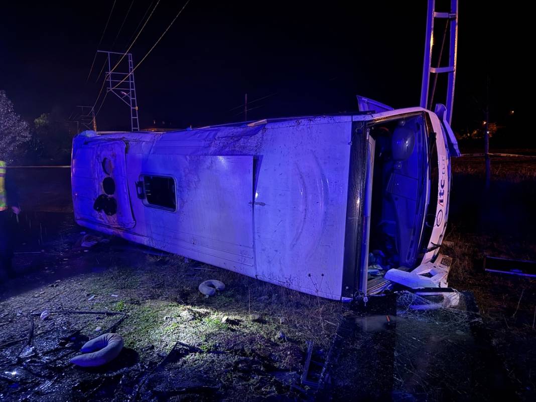Turdan dönen midibüs devrildi, 25 kişi yaralandı 3