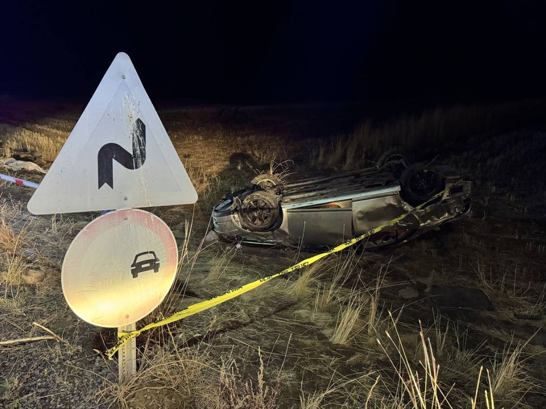 Otomobil tarlaya devrildi, 2 kişi öldü 1