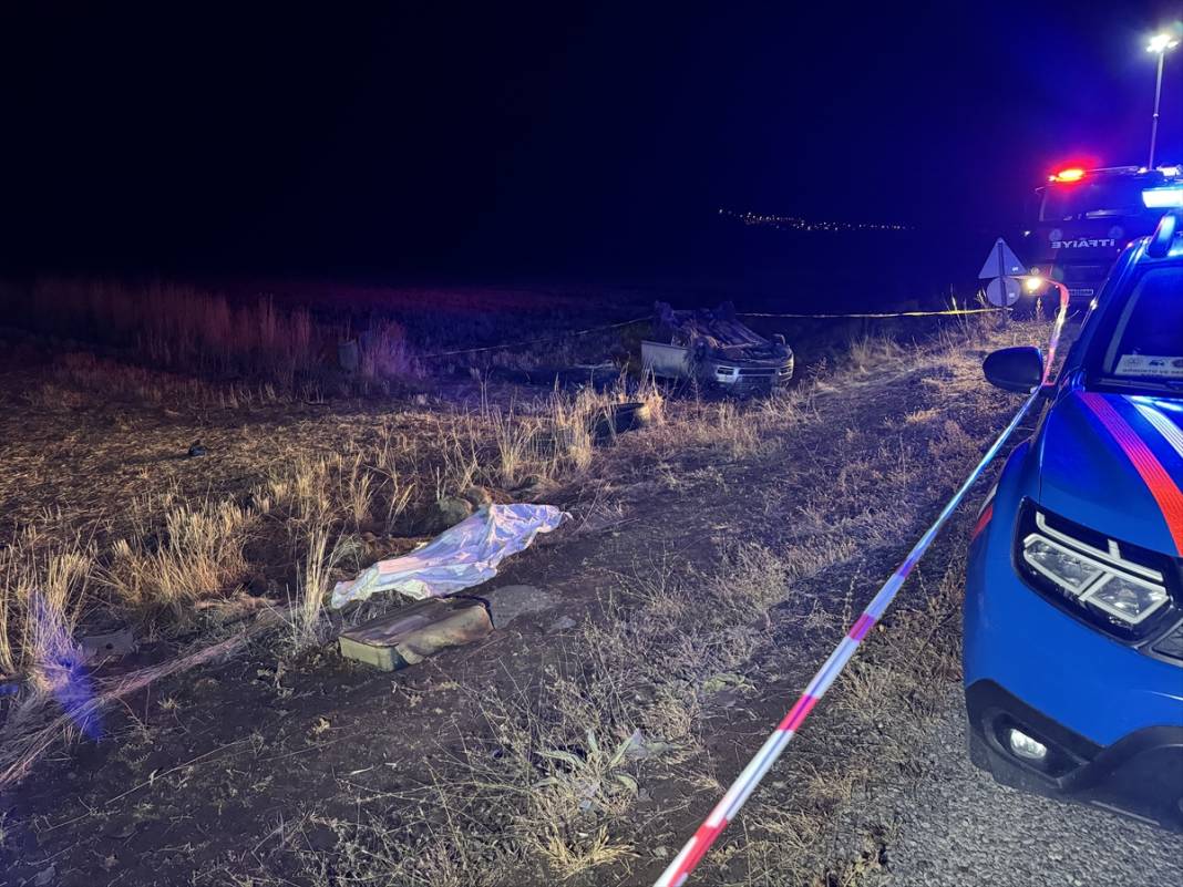 Otomobil tarlaya devrildi, 2 kişi öldü 2