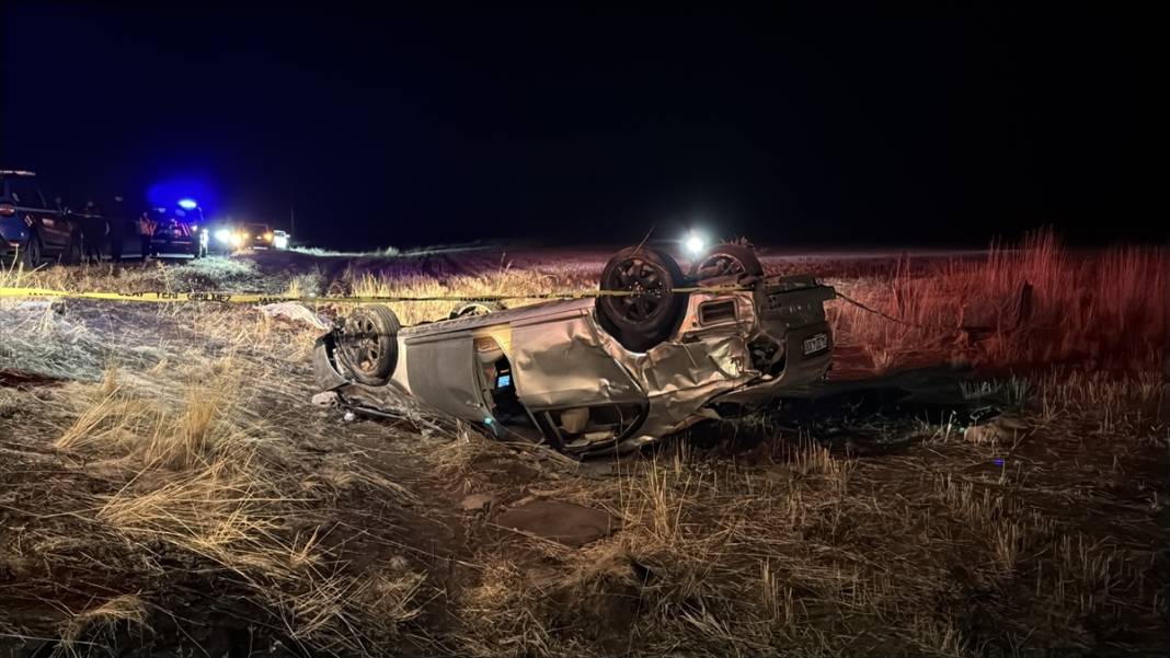 Otomobil tarlaya devrildi, 2 kişi öldü 4