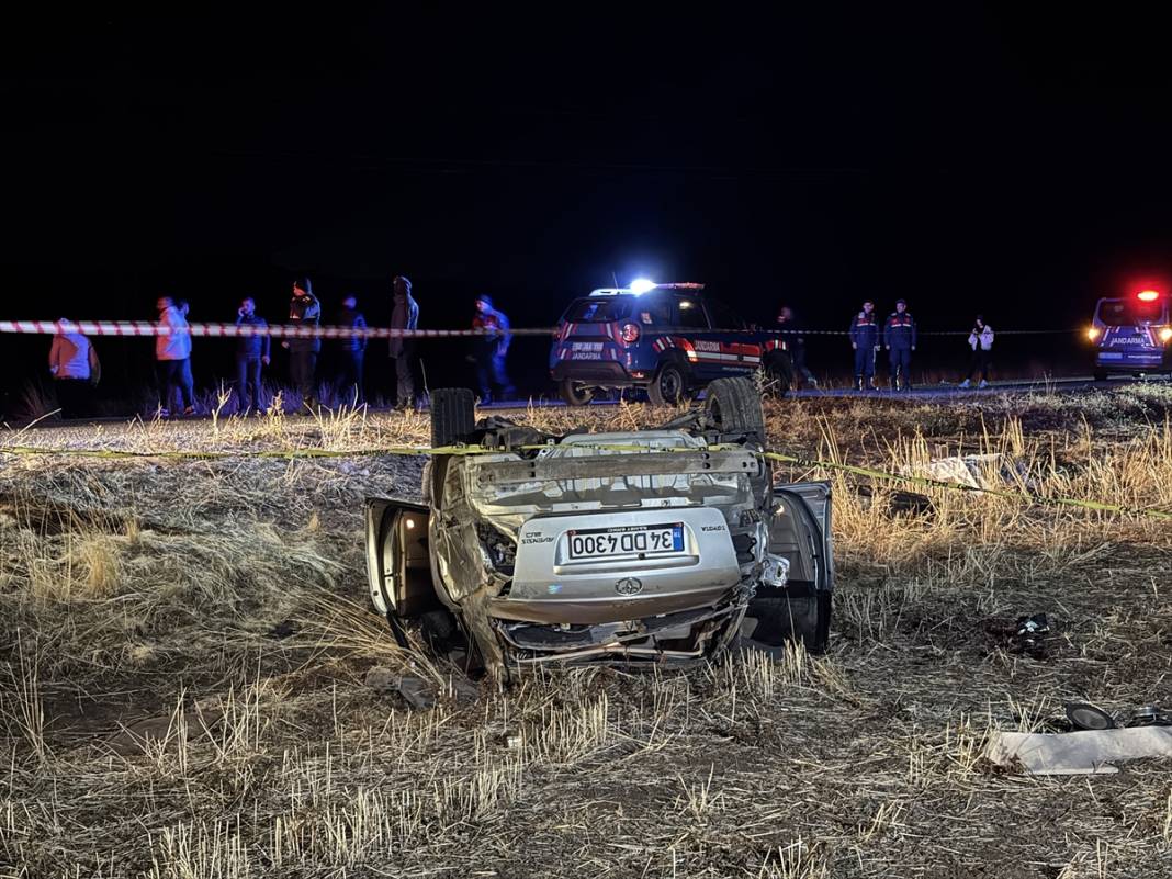 Otomobil tarlaya devrildi, 2 kişi öldü 3