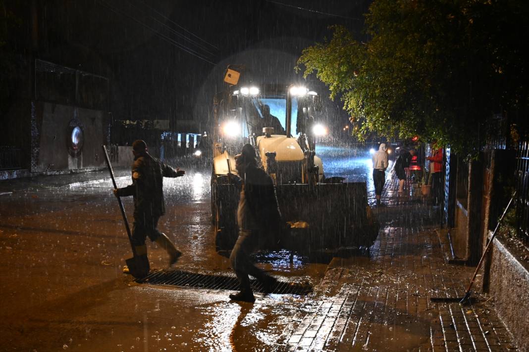 Sağanak yağış bir şehri bu hale getirdi 1