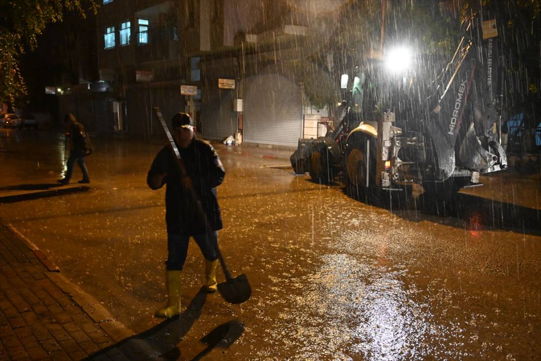 Sağanak yağış bir şehri bu hale getirdi 2