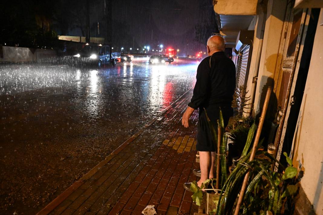 Sağanak yağış bir şehri bu hale getirdi 3