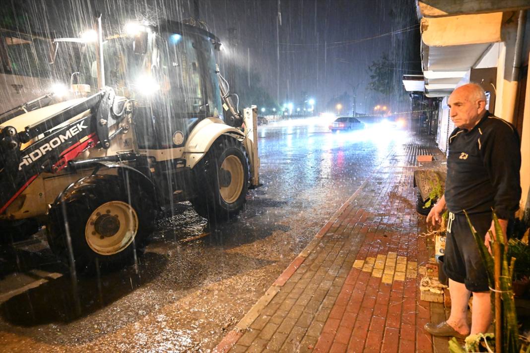 Sağanak yağış bir şehri bu hale getirdi 6