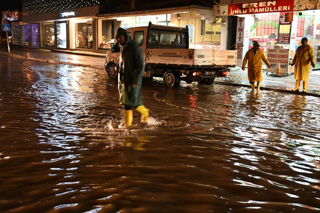 Sağanak yağış bir şehri bu hale getirdi 4