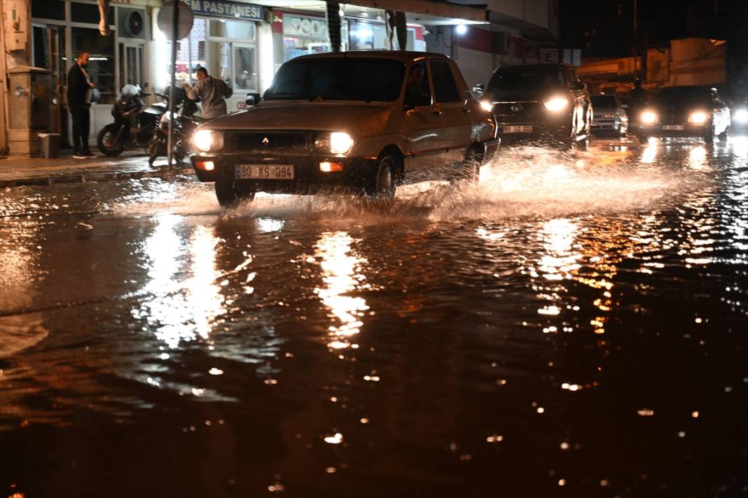 Sağanak yağış bir şehri bu hale getirdi 8