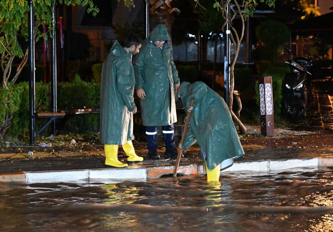 Sağanak yağış bir şehri bu hale getirdi 7