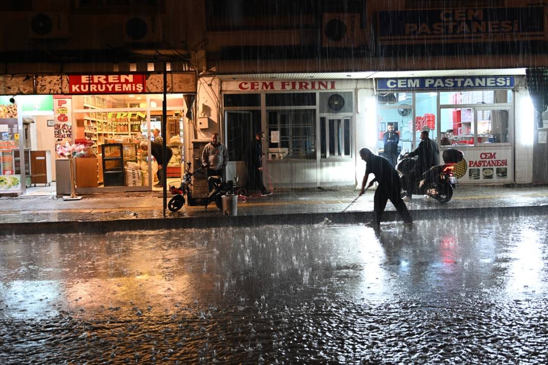 Sağanak yağış bir şehri bu hale getirdi 5