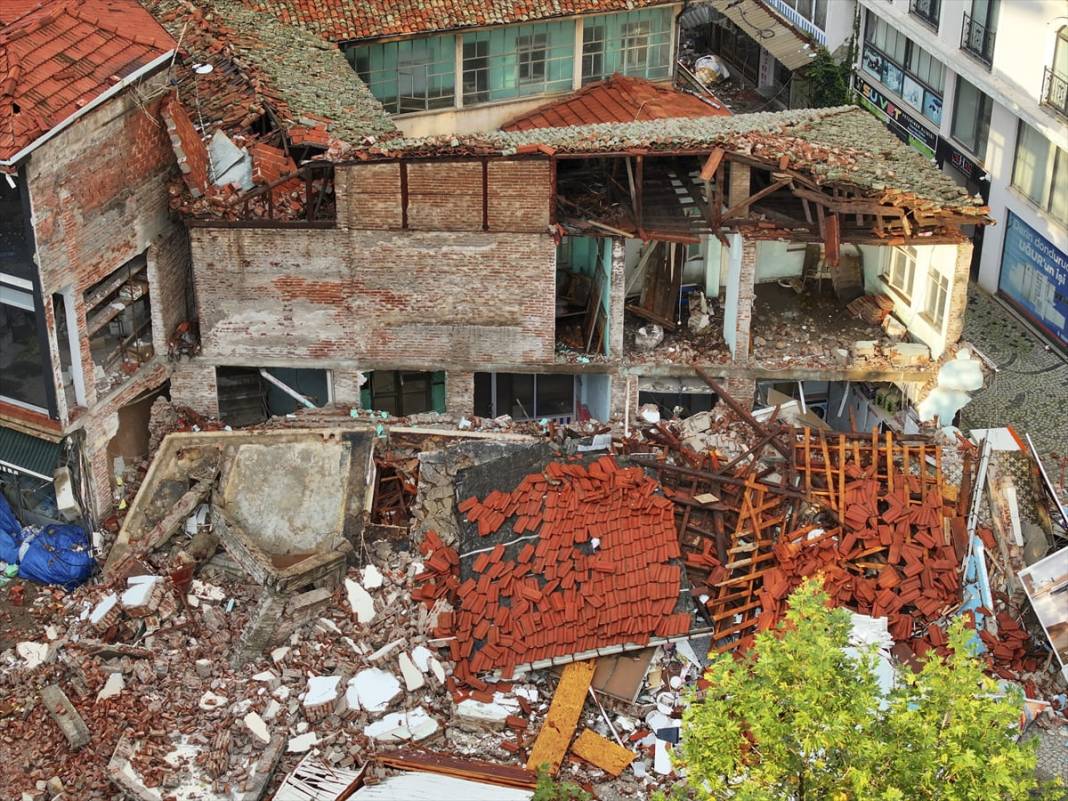 6.1’lik depremin izleri gün ağarınca ortaya çıktı 18