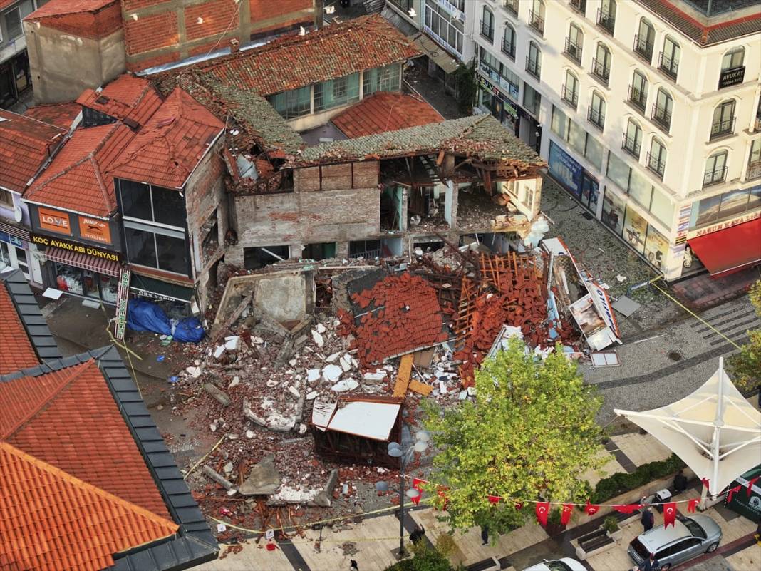 6.1’lik depremin izleri gün ağarınca ortaya çıktı 19